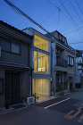 株式会社 山本嘉寛建築設計事務所YYAA 夜は家全体が行灯のように浮かび上がります。