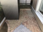 川越市T様邸　庭の雑草退治と、玄関前を綺... 川越市　お庭リフォーム　レンガ・砂利敷