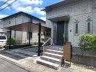 カーポートとテラス屋根を組み合わせて玄関... 木目調とブラックでモダンな外まわりにリフ...