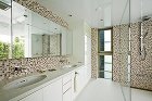 モザイクタイルで空間構成した洗面・シャワー