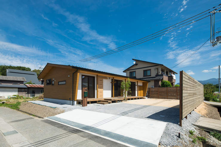 勾配天井が伸びやかな空間の平屋｜木の家施...