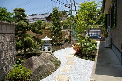 お手入れしやすい和庭　景石には生駒石　飛石にはあじ石　大津市