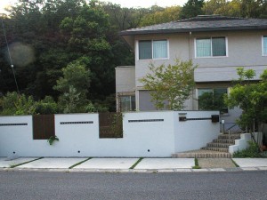 お住いを引き立てる白い壁　大津市