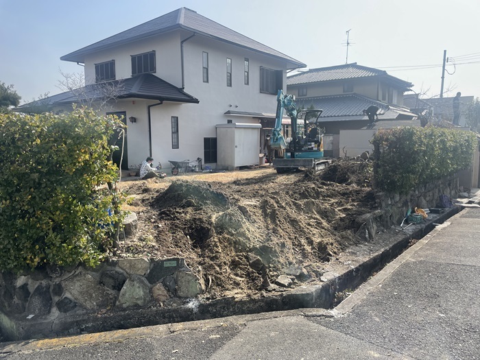 吹田市の閑静な住宅街にある立派な石積みを解体し生け垣を撤去し新しい建物を建てるアプローチを作っています