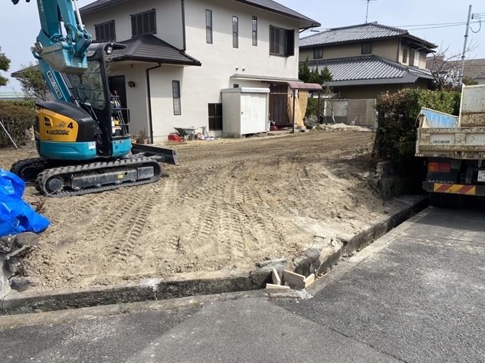 生け垣の一部　石積みの一部を丁寧に撤去し整地しました。吹田市と建築とお客様としっかりと打ち合わせをしお図面を作成し準備したうえで大切な財産を守るお気持ちに沿えるようしっかりと施工します